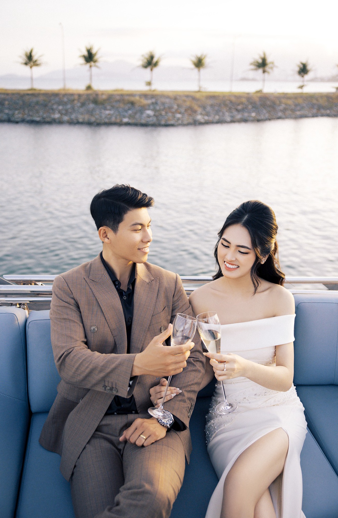 THUÊ ĐỊA ĐIỂM CHỤP ẢNH CƯỚI TRONG KHUÔN VIÊN ANA MARINA VÀ TÀU ANA SONATA DI CHUYỂN TRONG BẾN