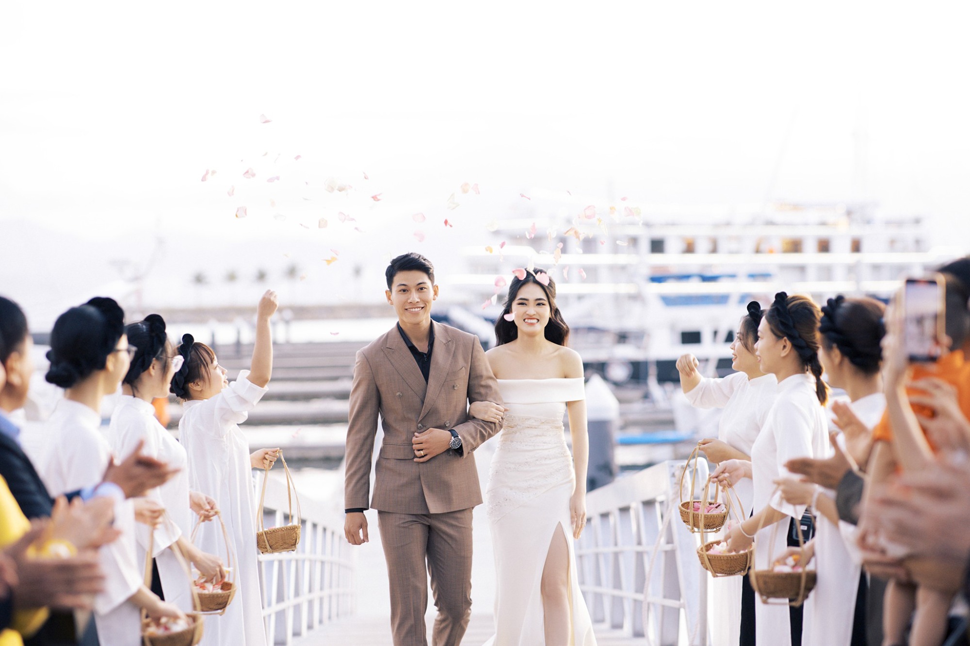THUÊ ĐỊA ĐIỂM CHỤP ẢNH CƯỚI TRONG KHUÔN VIÊN ANA MARINA VÀ TÀU ANA SONATA
